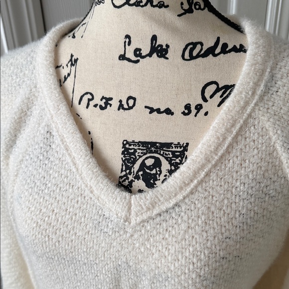 Hollister Co. Cozy Cream V-Neck Sweater - Picture 2 of 7